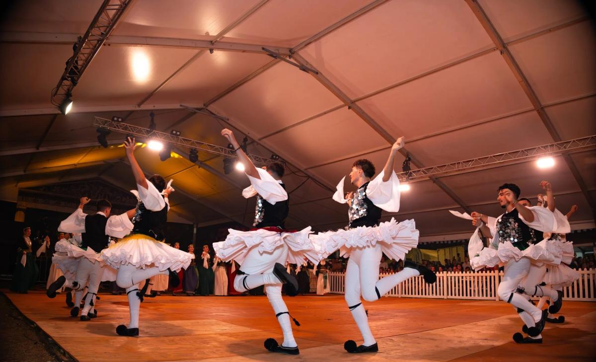 Glenti dancers